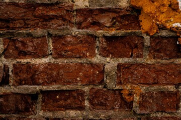Ceglana ściana z widocznymi śladami rdzy i uszkodzeń © FotoWave Dawid Nowak