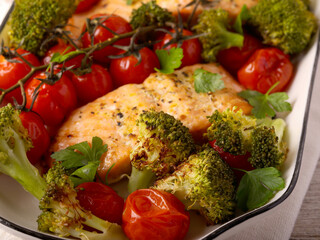 salmon with broccoli and tomato