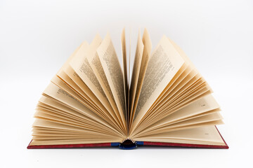 Libro abierto en abanico aislado en blanco