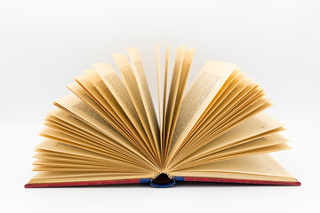 Detalle de las hojas de papel de un libro abierto en abanico