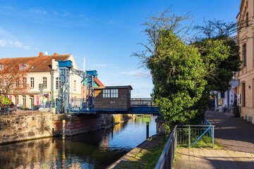 Obraz premium Blick auf die historische Hubbrücke in der Stadt Plau am See