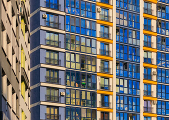 Obraz premium City view on a sunny day. Modern buildings, walls and windows. 