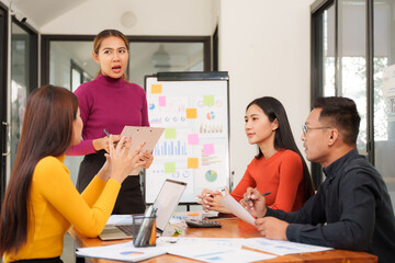 Obraz premium Group of Asian businessmen are sitting in a meeting, talking, exchanging knowledge. Presentation about office work