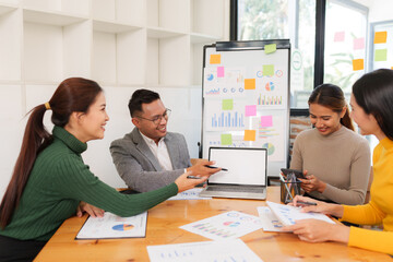 Fototapeta premium Group of Asian businessmen are sitting in a meeting, talking, exchanging knowledge. Presentation about office work