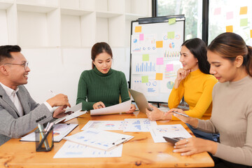 Fototapeta premium Group of Asian businessmen are sitting in a meeting, talking, exchanging knowledge. Presentation about office work