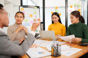 Obraz premium Group of Asian businessmen are sitting in a meeting, talking, exchanging knowledge. Presentation about office work
