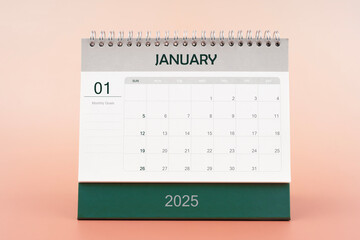 January 2025 desk calendar isolated in pink background.