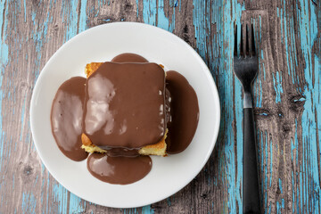 sponge cake with chocolate sauce