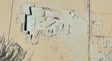 Obraz premium The landscape of the sandy desert in Qatar from a bird's eye view