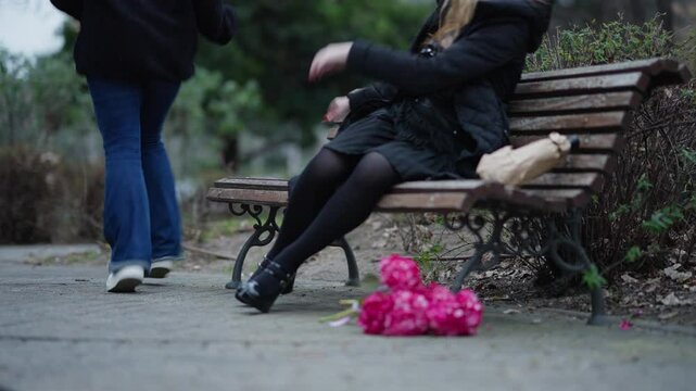 A passing woman wants to rob a girl who fell asleep on a bench. The sleeping girl woke up and did not let the thief take her wallet out of her jacket pocket