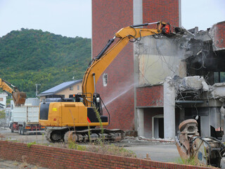 解体現場で作業する重機