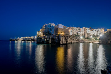 Obraz premium The Lama Monachile Bay night view in Polignano a Mare Town of Italy
