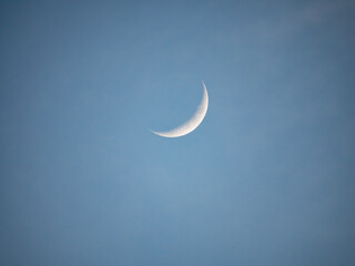 Luna creciente sobre cielo azul © menudomundo