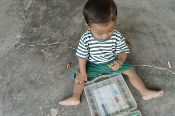 boy playing with coloring pencils, top eangle