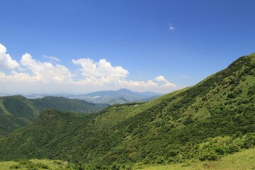 Obraz premium Panoramic View of Rolling Hills and Distant City
