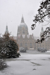 Naklejka premium Maschpark mit Neuen Rathaus von Hannover verschneit
