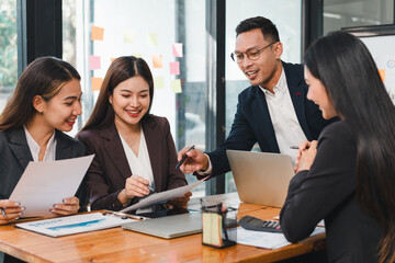 Efficient business meeting with professionals discussing strategies and ideas. team collaborates actively, showcasing teamwork and engagement in modern office setting