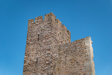 Torre de menagem do castelo de Mogadouro em meio a um c&eacute;u azul em Tr&aacute;s os Montes, Portugal