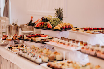 Stół pełen słodkości