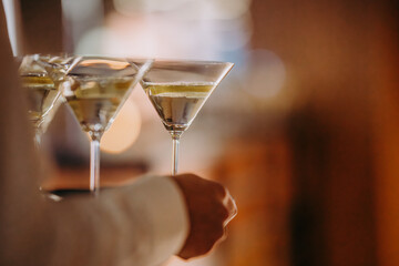 Witanie gości kieliszkiem martini
