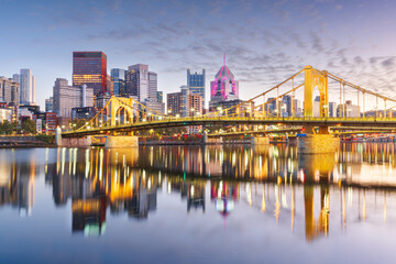 Naklejka premium Pittsburgh, Pennsylvania, USA Skyline on the Ohio River