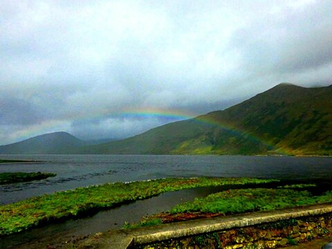 arcobaleno in un lago irlandese