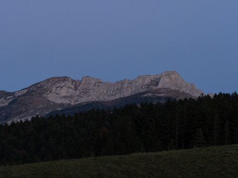 plateau et roc de cornafion dans le massif du vercors au coucher de soleil, heure bleur