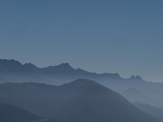 reliefs embrumés s'échelonnant à l'horizon, secteur aiguilles d'arves 