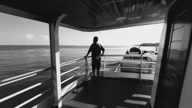 homem em barco sobre o rio amazonas, par&aacute; 