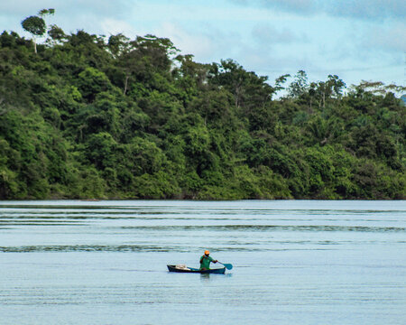 homem n&atilde;o identificado em barco no rio xingu, par&aacute;  