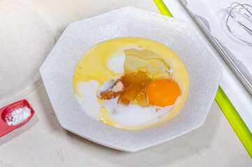 ライスペーパーで作るクロワッサンの卵液