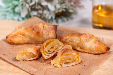 焼き上がったライスペーパークロワッサン