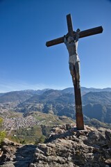Vista sulla vale di Cembra dal piz delle Agole con crocifisso