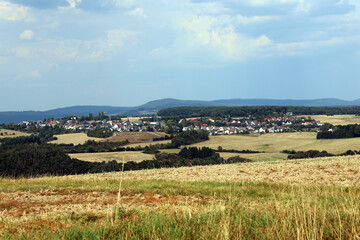 Fototapeta premium Aussicht auf Oberhausen bei Kirn und den Soonwald (hinten) im Landkreis Bad Kreuznach. Aussicht vom Premium-Wanderweg Vitaltour 3-Burgen-Weg.