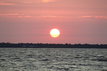 pôr do sol no rio amazonas