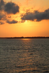 pôr do sol no rio amazonas