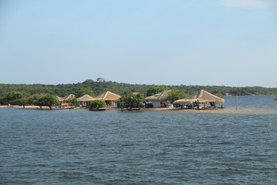ilha do amor parcialmente submersa em alter do ch&atilde;o, par&aacute; 