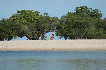 mulher em praia em belterra, pará, no rio tapajós 