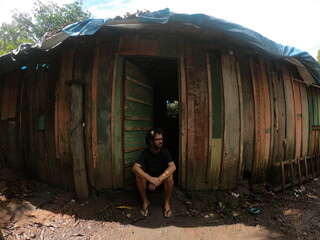 homem em frente a casa de garimpeiro em serra pelada, pará 