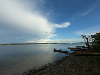 barcos na orla do rio xingu, em altamira, pará 
