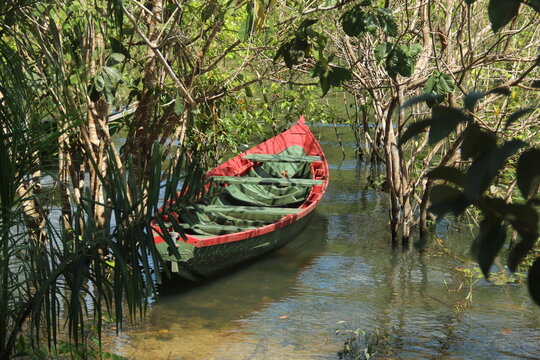 barco no rio tapaj&oacute;s, belterra, par&aacute; 