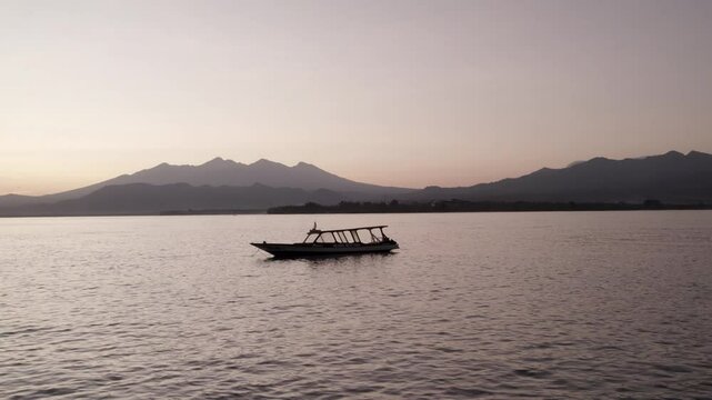 Impresionante vista a&eacute;rea del mar de las Islas Gili en Lombok. Este v&iacute;deo muestra un barco amarrado en el mar al atardecer rodeado de la Isla de Lombok.