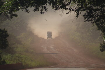 trecho da rodovia transamazônica (BR-230) no pará com bastante poeira
