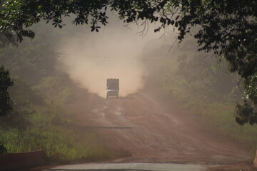 trecho da rodovia transamazônica (BR-230) no pará com bastante poeira