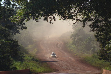Fototapeta premium trecho da rodovia transamazônica (BR-230) no pará com bastante poeira