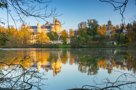Le soleil se couche sur le Ch&acirc;teau de Pierrefonds en Picardie