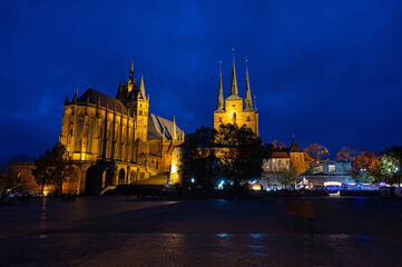 Obraz premium cathedral square in Erfurt with view to cathedral and church Severi in the blue hour