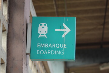 Fototapeta premium placa de embarque na estrada de ferro carajás em parauapebas, pará 