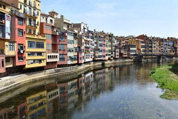 Viviendas de la ciudad de Girona reflejadas en el rio Onyar