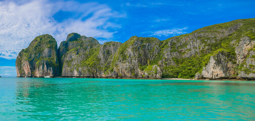Obraz premium Maya bay with turqoise water in Phi phi islands Krabi Thailand